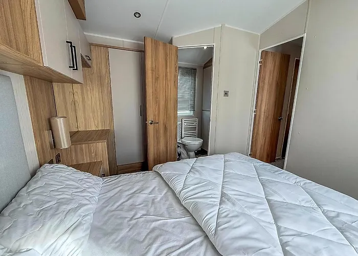 Stunning 6 Berth Caravan At Suffolk Sands Holiday Park Ref 45031G