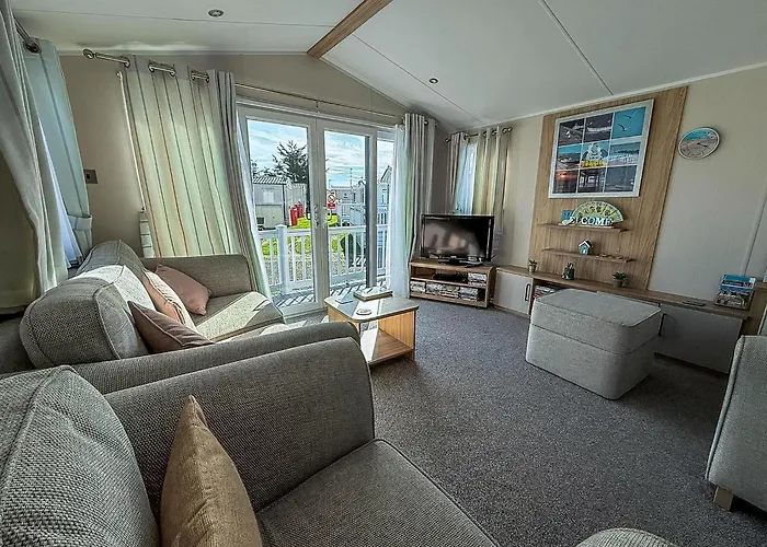 Stunning 6 Berth Caravan At Suffolk Sands Holiday Park Ref 45031G