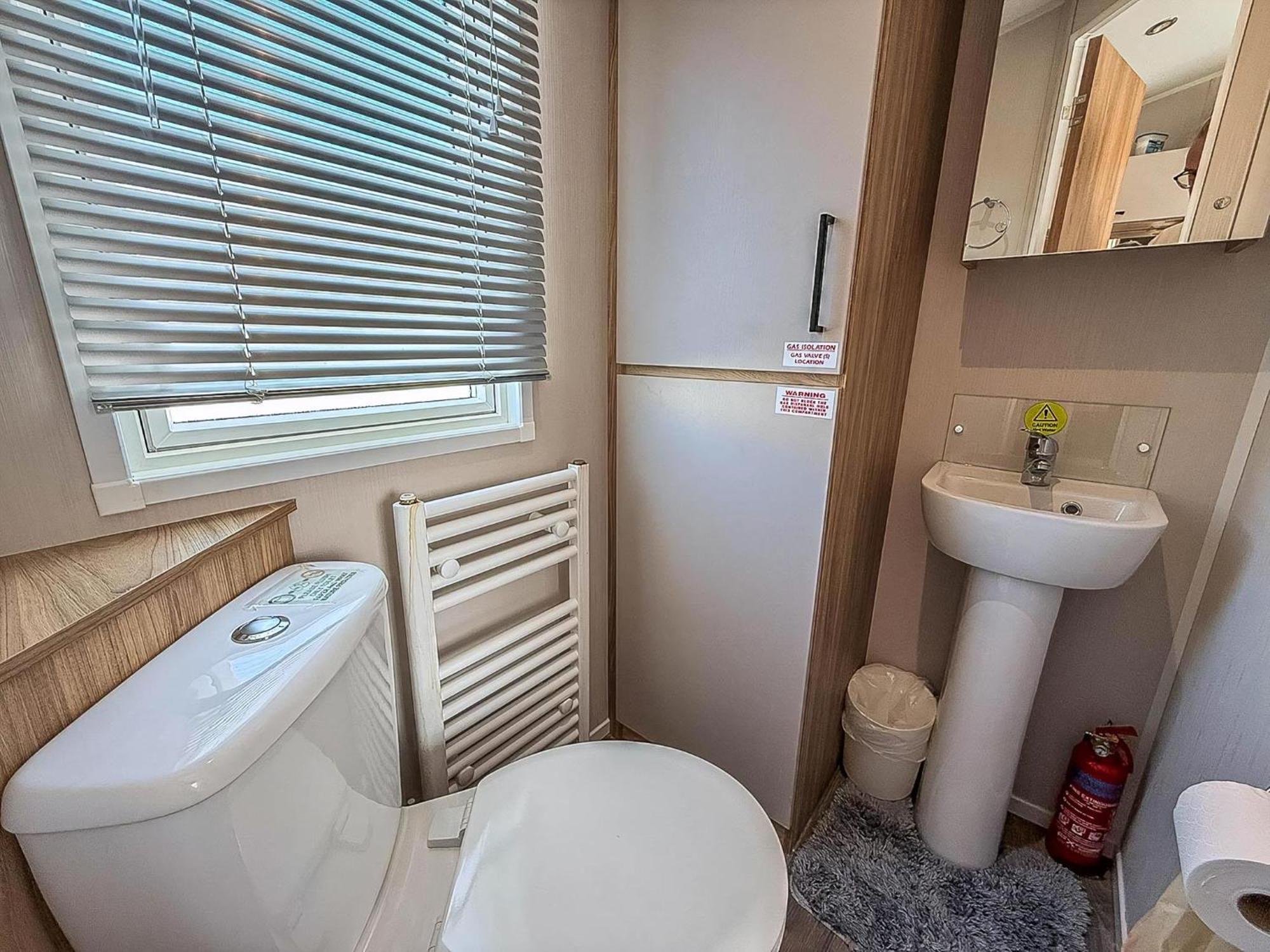 Stunning 6 Berth Caravan At Suffolk Sands Ref 45031g Campsite *
