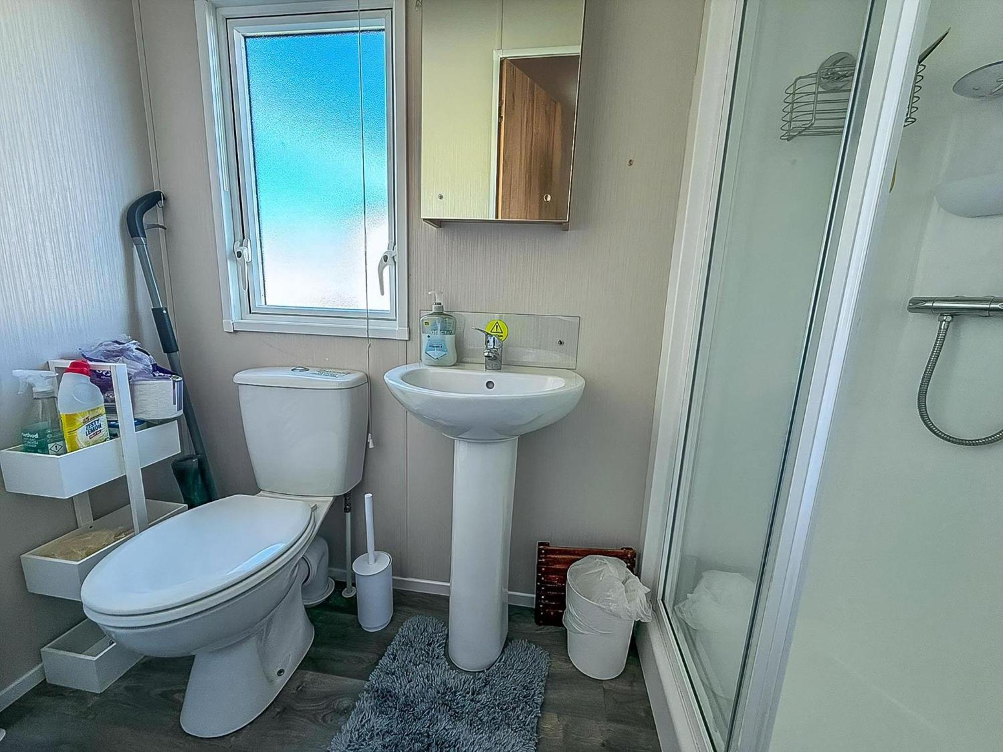 Stunning 6 Berth Caravan At Suffolk Sands Ref 45031g Felixstowe
