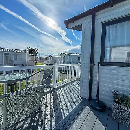 Stunning 6 Berth Caravan At Suffolk Sands Holiday Park Ref 45031G Felixstowe Exterior photo