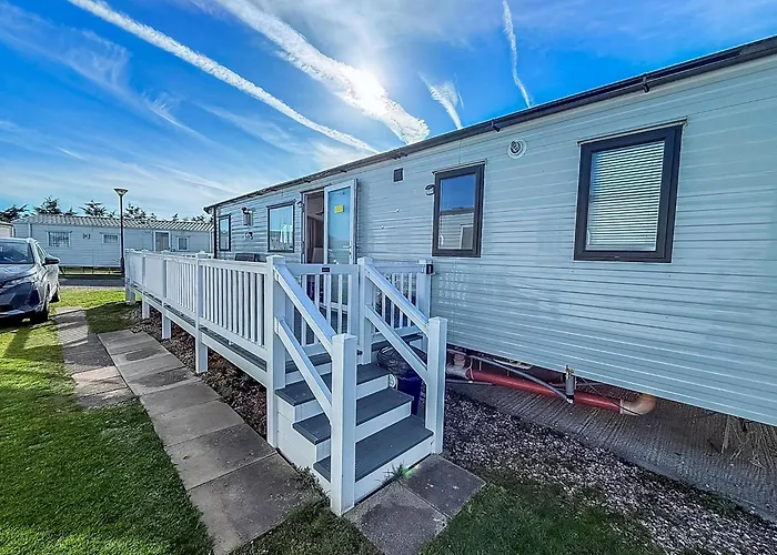 Stunning 6 Berth Caravan At Suffolk Sands Holiday Park Ref 45031G